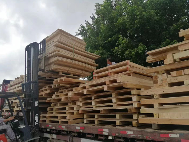 國内普(pǔ)通木箱(xiāng)裝車現(xiàn)場