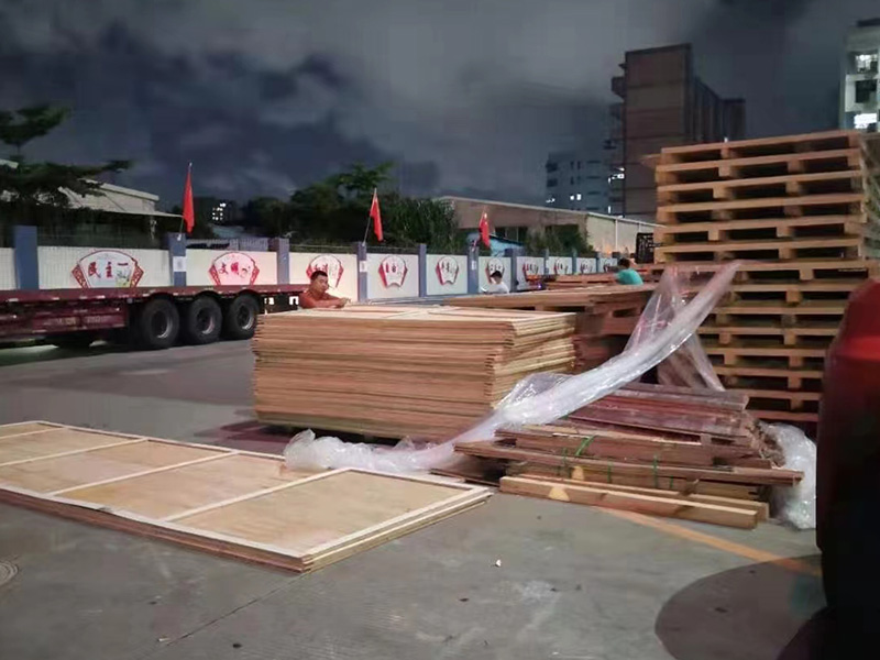 深圳(zhen)石岩某重(zhòng)型設備包(bāo)裝